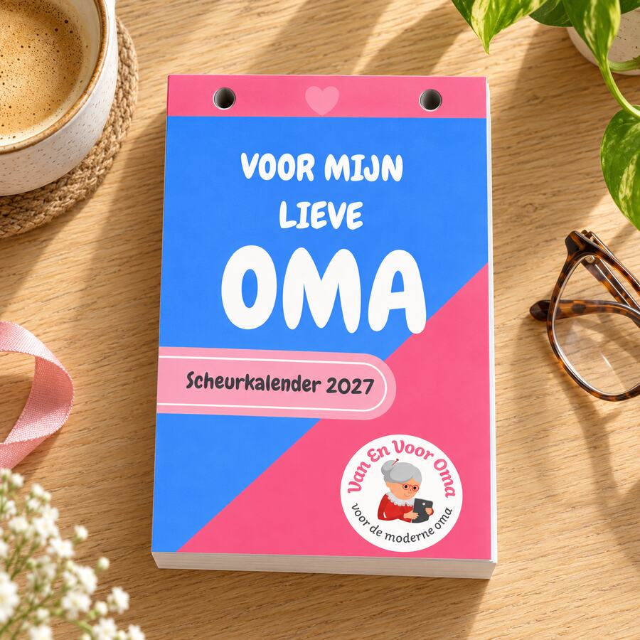 Scheurkalender 2027 voor Oma liggend op tafel met koffie en leesbril